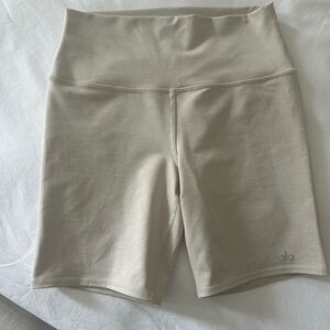 Alo Yoga 7" High-Waist Biker Short in Oatmeal Heather